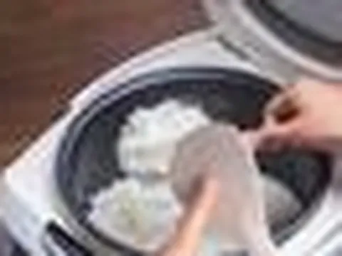 Vì sao trên muôi xới cơm lại có những chấm tròn? Hơn 90% người dùng không biết hết công dụng