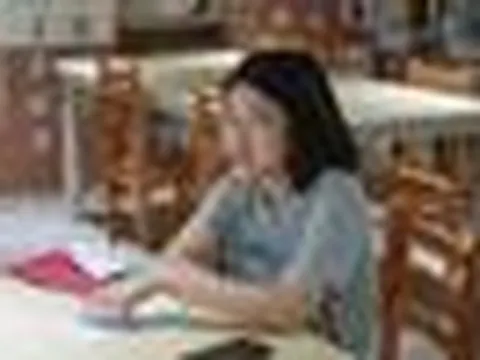 Mẹ đơn thân làm nghề nặng nhọc nuôi con ăn học, con gái được tuyển thẳng trường ĐH top đầu nói một câu khiến nhiều người xúc động