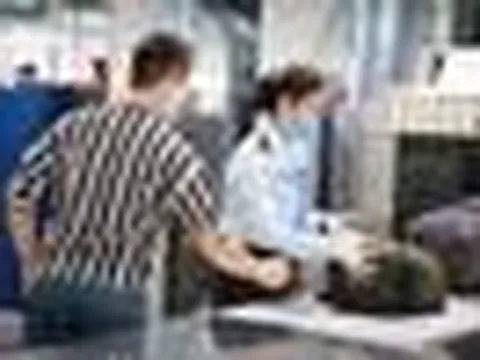 Ai sắp đi Thái Lan chú ý: Từ 16/10, sân bay có thể mở vali để kiểm tra ngay cả khi hành khách không có mặt