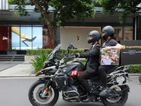 Chiêu marketing độc lạ của Thế Giới Di Động: Tung dàn 'shipper VIP' mặc vest đen đi giao điện thoại
