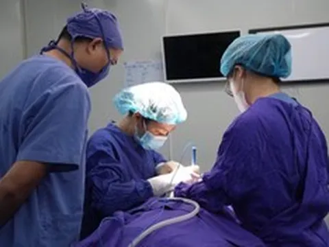 Người đàn ông 35 tuổi nhập viện sau khi "chữa mẹo" bằng nuốt miếng cơm to