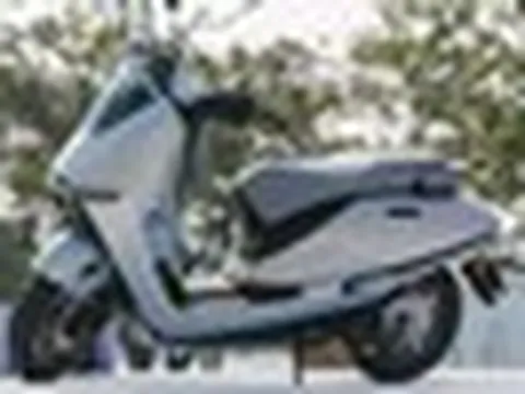Một chiếc xe máy điện Honda đang khan hàng, đội giá hàng triệu đồng tại đại lý