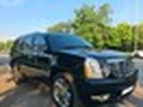 Cadillac Escalade gần 15 năm tuổi rao giá thấp hơn Toyota Fortuner: Máy V8, vành 22 inch, nhiều tiện ích hơn xe sang ngày nay