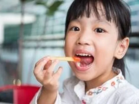 Trẻ thông minh hay không, chỉ cần nhìn cách ăn là biết: 6 chi tiết nhỏ tiết lộ mức độ phát triển não bộ