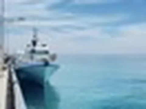 Xuất hiện cảnh tượng hiếm gặp trên biển miền Trung, một người dân nhanh tay ghi lại