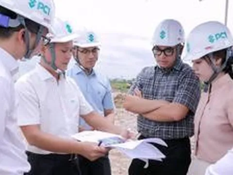 Cận cảnh nhan sắc “vạn người mê” của nữ chủ tịch sinh năm 1999 khi đi thị sát dự án nghìn tỷ