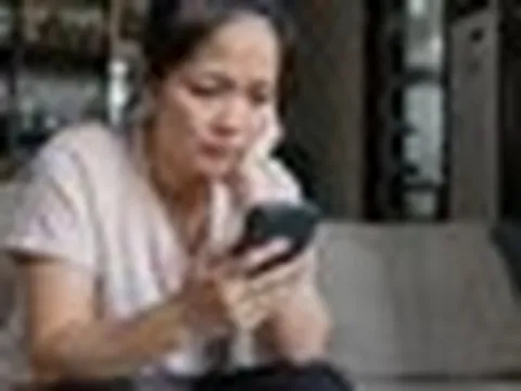 "Vào điện thoại của con xem tin nhắn mới tá hoả..." - Có gì mà bà mẹ Hà Nội hốt hoảng cảnh báo các phụ huynh khác thế này?
