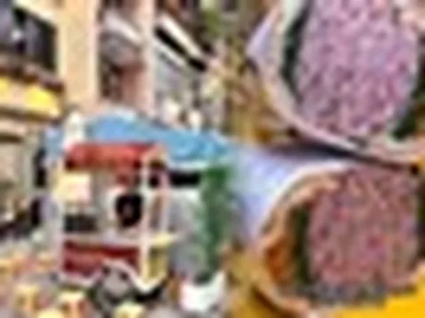 Khách Tây gọi đây là xe bánh mì đắt nhất Việt Nam, một ổ 200.000 đồng có thịt ninh nhừ suốt 24 tiếng