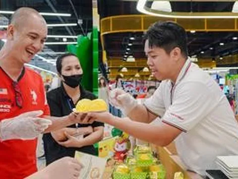 VIDEO: Người dân TPHCM đổ xô trải nghiệm buffet sầu riêng cuối tuần