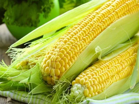 Hai phần "bổ" của bắp ngô thường bị bỏ đi, nhất cái số 1 nhà nào cũng gặp