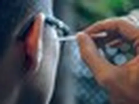 Lời khuyên cho người cứ ngứa là ngoáy tai