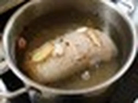 Vì sao nên thêm một chút gừng vào nồi khi luộc thịt chân giò? Biết công dụng rồi ai cũng muốn thử