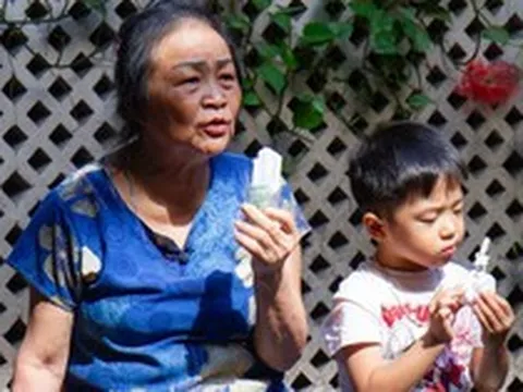 Khách hàng ùn ùn kéo tới cửa hàng Kem Tràng Tiền trước ngày đóng cửa, ôn lại ký ức từ thuở “ông bà anh”