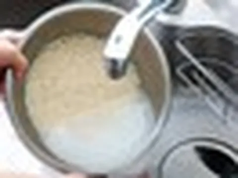 Có thực sự cần vo gạo trước khi nấu?