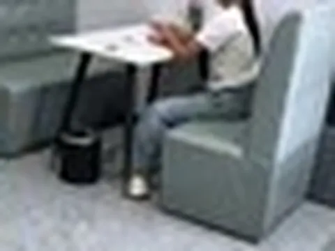 Mẹ đăng ảnh lên mạng khoe con gái nhưng nhìn thứ cô bé cầm trên tay, nhiều người lo lắng: Cẩn thận đi học bị cô lập