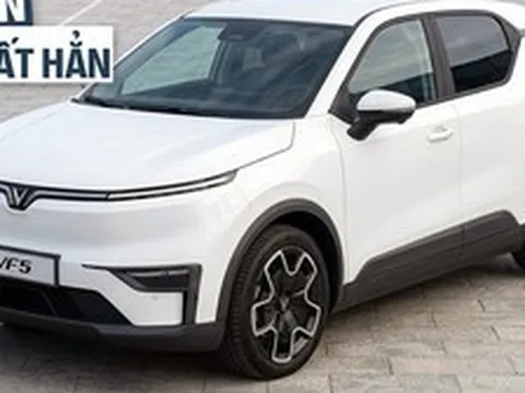 VinFast VF 5 mới lộ diện không che với các điểm nhận diện khác nhau: Dễ có nhiều bản, bản cao cấp có viền chrome 'cánh chim', mâm 2 tông màu sành điệu