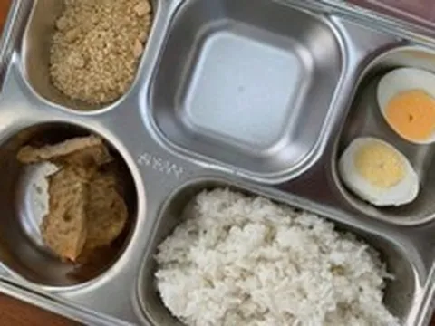 Suất ăn bán trú lèo tèo, gần 13h mới được ăn trưa: Trách nhiệm thuộc về ai?