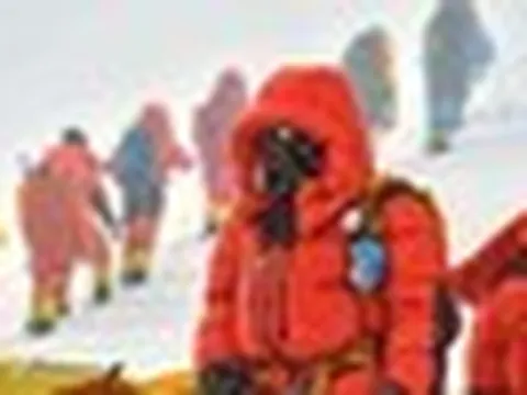 Chuyện gì xảy ra với cơ thể con người khi bình oxy đột nhiên hết trên đỉnh Everest?