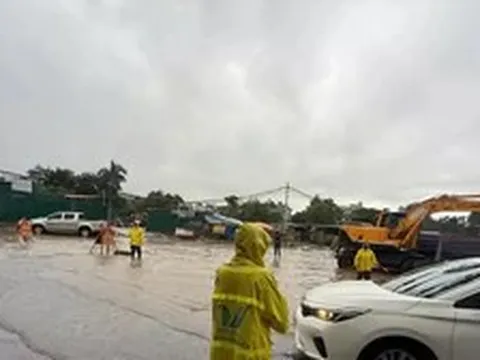Hà Nội mưa lớn, ngập nhiều tuyến phố và hầm chui, giao thông cao điểm khó khăn