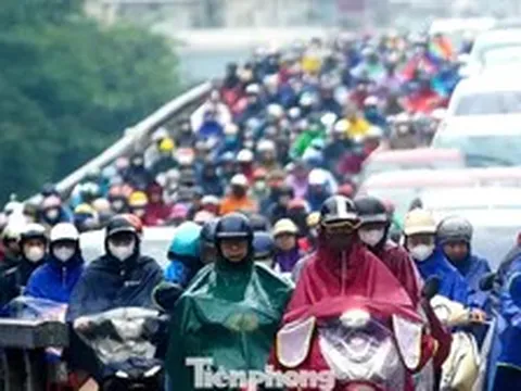 Hà Nội: Dòng xe ken đặc giữa mưa ngập và ùn tắc