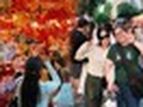 Phố Hàng Mã trước thềm Trung thu: Đèn ông sao, đầu lân phủ kín, người lớn chen chân đưa trẻ đi chơi
