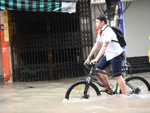 Nhiều trường ở Hà Nội cho học trực tuyến vì mưa ngập