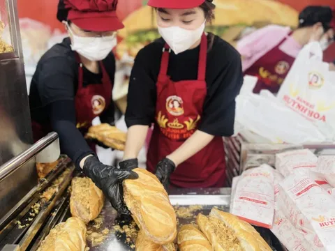 VIDEO: Khách Tây mê mẩn Lễ hội bánh mì Việt Nam, kiên nhẫn xếp hàng giữa dòng người đông đúc