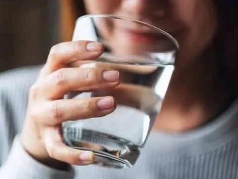 Uống nước ấm mỗi sáng khi bụng đói, người phụ nữ 50 tuổi bất ngờ khi đi khám