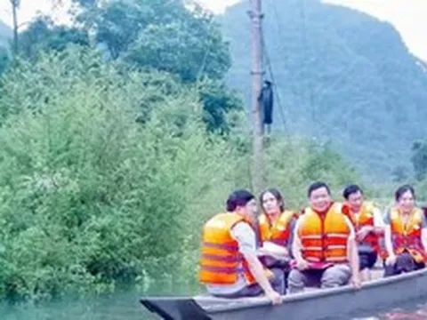 Hơn 300 hộ dân ở Quảng Trị bị nước lũ chia cắt, bộ đội dùng thuyền đưa giáo viên đến trường