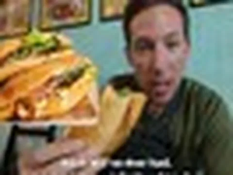 Quán nhỏ ở Hội An ai vào cũng gọi chủ quán là mẹ, khách Canada tấm tắc: "Có bánh mì ngon nhất tôi từng ăn"