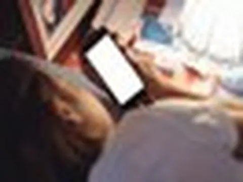 Thường xuyên dùng điện thoại trước giờ ngủ? Đây là 5 hậu quả mà ai cũng nên biết