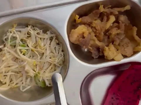 Xôn xao suất cơm bán trú "toàn tóp mỡ", nhà trường nói gì?