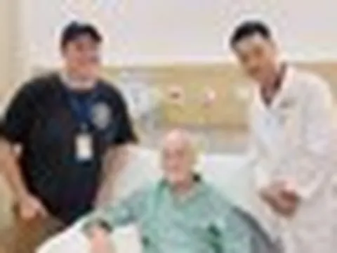 Người đàn ông Mỹ bay nửa vòng trái đất sang Việt Nam thay khớp gối