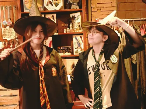 VIDEO: Quán cà phê "phù thủy" giữa lòng phố cổ Hà Nội làm mê mẩn giới trẻ và khách tây