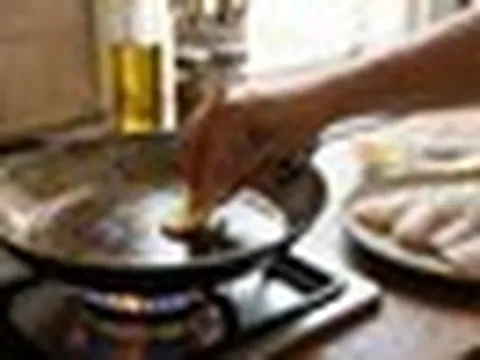 Vì sao nên cho 1 lát gừng vào chảo trước khi chiên cá? Nhiều người ước biết sớm hơn