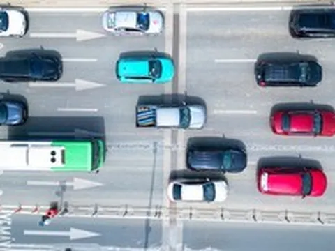 Ngày đầu giữ khoảng cách, ô tô nối đuôi, di chuyển chậm qua cầu Nhật Tân