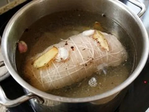 Vì sao nên thêm một chút gừng vào nồi khi luộc thịt chân giò? Biết công dụng rồi ai cũng muốn thử