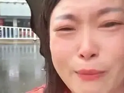 Biết lý do người mẹ này khóc lóc ầm ĩ giữa đường, cư dân mạng bối rối: Thế này thì sao dạy con tự lập được?
