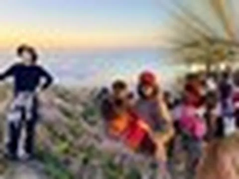 Tà Chì Nhù mùa hoa Chi Pâu: Leo gần 3.000 m vẫn phải xếp hàng, du khách sợ tắc đường đến toát mồ hôi