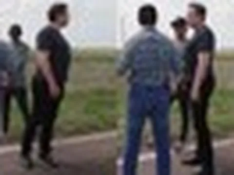 Dáng đứng quái dị của Elon Musk: Đằng sau vẻ ngoài khác thường là 5 lần phẫu thuật và căn bệnh gây ám ảnh