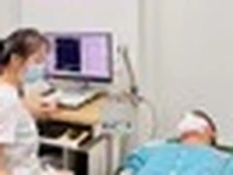 Hít 50 quả bóng cười mỗi ngày, nam thanh niên yếu dần tứ chi
