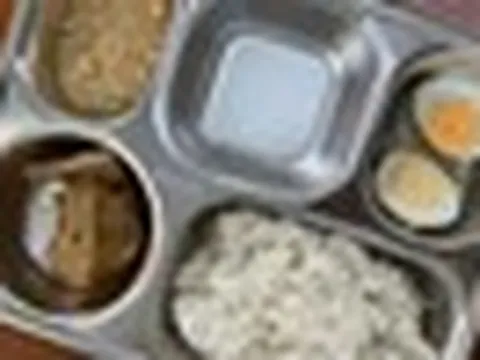 Suất ăn bán trú lèo tèo, gần 13h mới được ăn trưa: Trách nhiệm thuộc về ai?