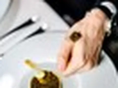 Trứng cá tầm đắt hơn vàng nhưng có thời được phục vụ miễn phí