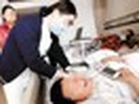 Cậu bé 8 tuổi đã suýt chết vì suy thận cấp, cả đời chạy thận, bác sĩ tức giận: "Bố mẹ chiều quá hóa hại con!"