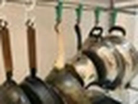 Nhìn 7 cách cất nồi chảo này tôi mới hiểu vì sao bếp nhà mình lúc nào cũng chật: Hóa ra trước giờ xếp sai hết