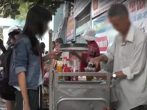Tp.HCM: Vừa xử lý xong, hàng rong lại bày ra trước cổng trường