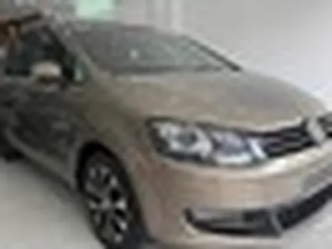 Volkswagen Sharan 10 năm tuổi bán lại ngang giá Honda City mới: Dài ngang Everest, cửa lùa, có ghế massage, cửa nóc toàn cảnh
