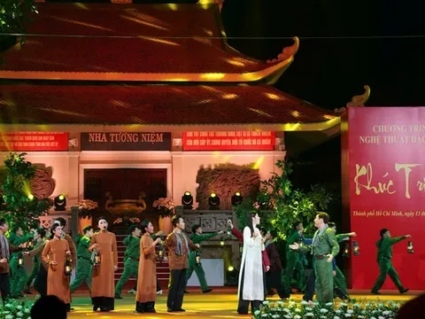 Lắng đọng chương trình nghệ thuật “Khúc tri ân” tại Công viên Lê Thị Riêng