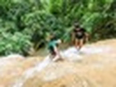 Phát hiện thác nước kỳ lạ ở nước láng giềng Việt Nam, nước đổ ào ào nhưng du khách vẫn leo ngược ầm ầm