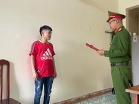 Công an bất ngờ kiểm tra cửa hàng Dương Dolce, khởi tố Nguyễn Văn Dương SN 2000
